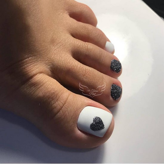 Pédicure blanche en filigrane sur la photo