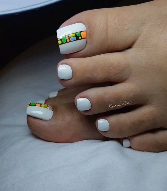 Pédicure blanche en filigrane sur la photo