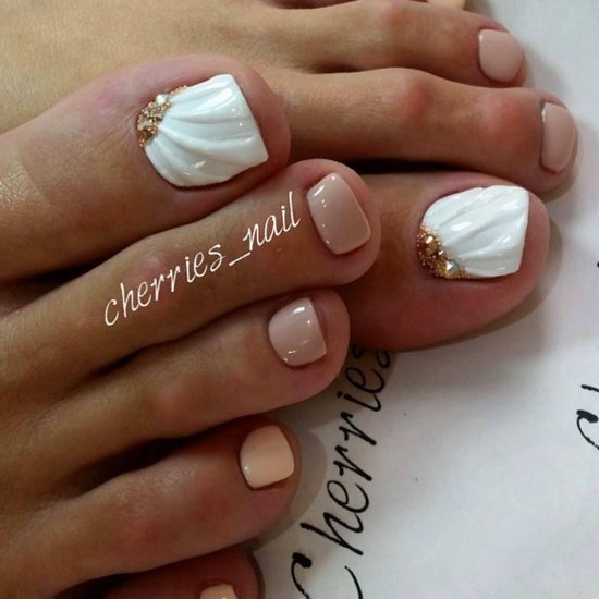 Pédicure blanche en filigrane sur la photo