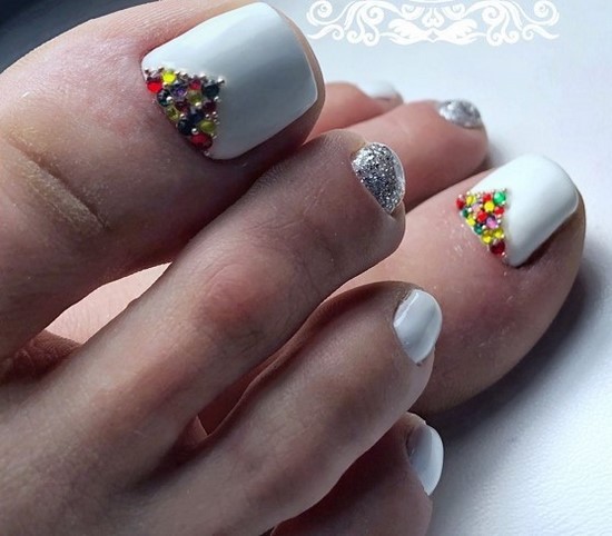 Pédicure blanche en filigrane sur la photo