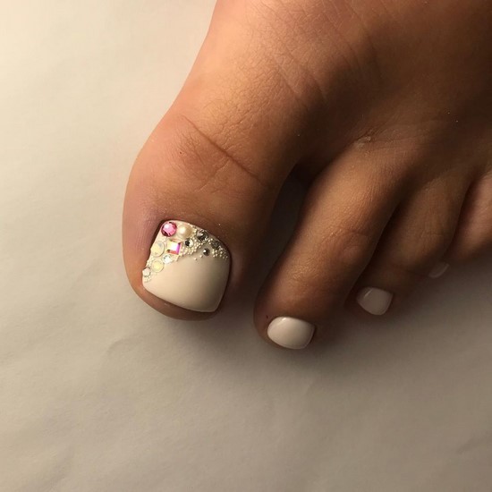 Pédicure blanche en filigrane sur la photo