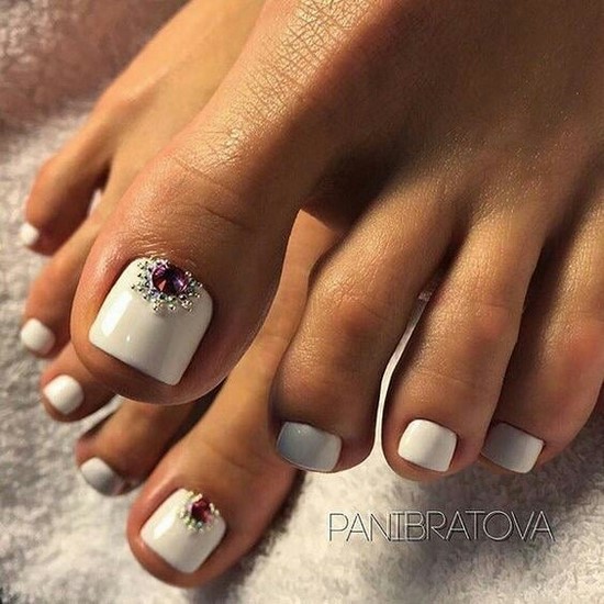 Pédicure blanche en filigrane sur la photo