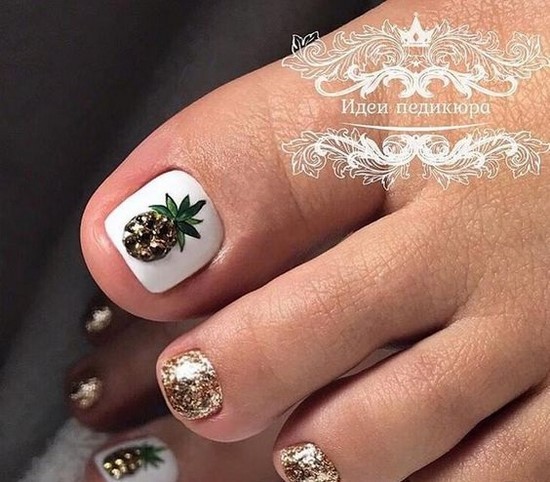 Pédicure blanche en filigrane sur la photo