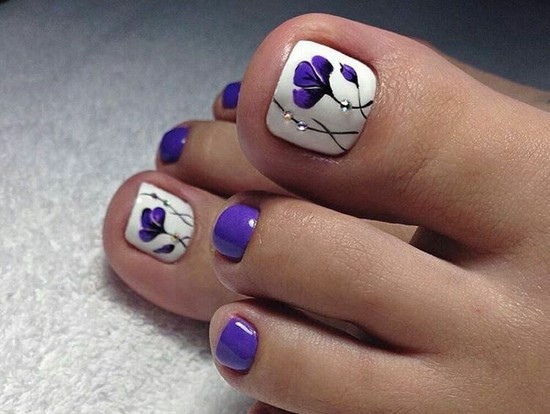 Pédicure blanche en filigrane sur la photo