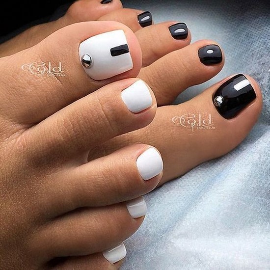 Pédicure blanche en filigrane sur la photo