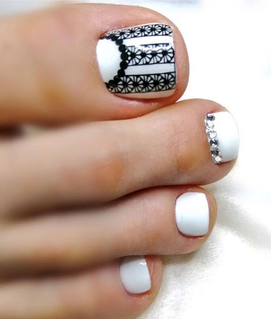 Pédicure blanche en filigrane sur la photo