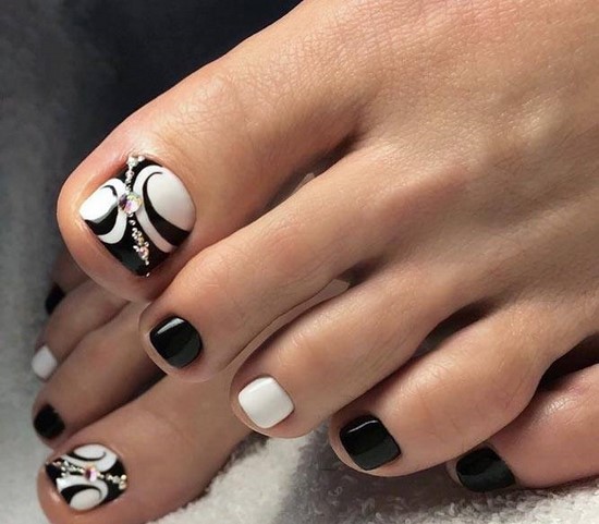 Pédicure blanche en filigrane sur la photo