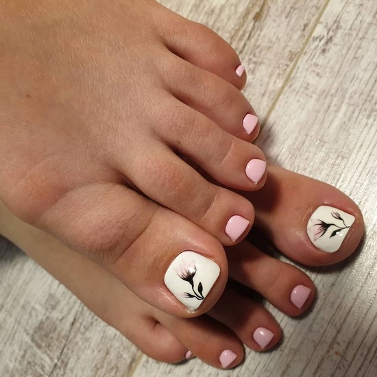 Pédicure blanche en filigrane sur la photo