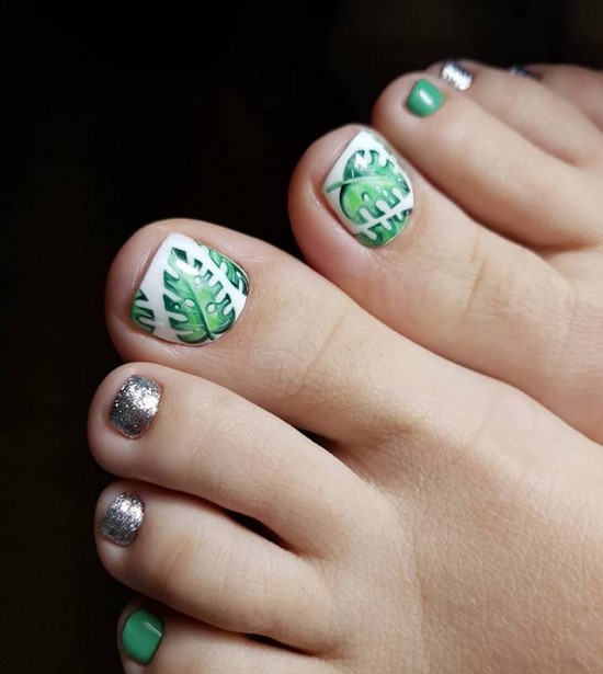 Pédicure blanche en filigrane sur la photo