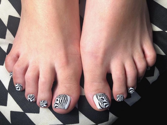 Pédicure blanche en filigrane sur la photo