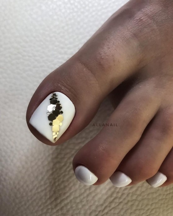 Pédicure blanche en filigrane sur la photo