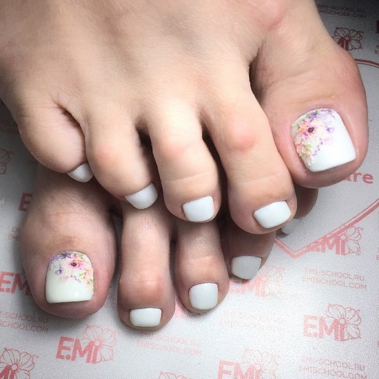 Pédicure blanche en filigrane sur la photo