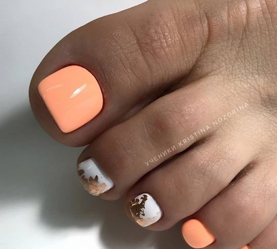 Pédicure blanche en filigrane sur la photo