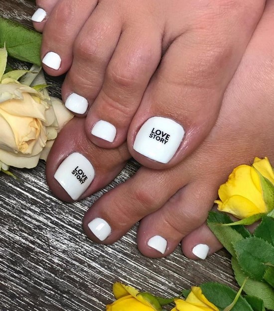 Pédicure blanche en filigrane sur la photo