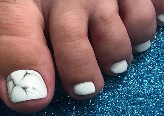 Pédicure blanche en filigrane sur la photo