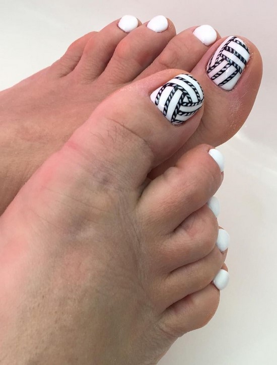 Pédicure blanche en filigrane sur la photo