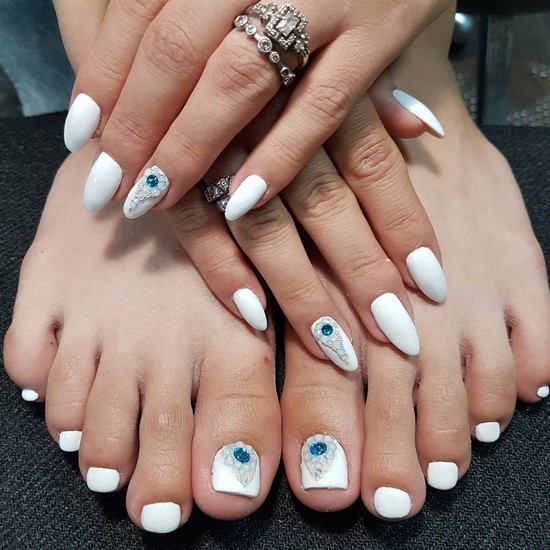 Pédicure blanche en filigrane sur la photo