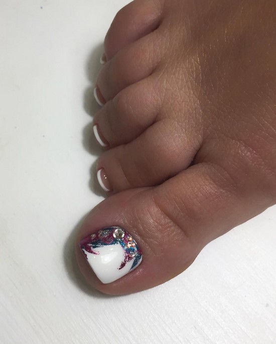 Pédicure blanche en filigrane sur la photo