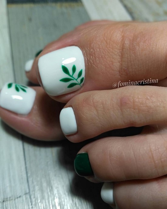 Pédicure blanche en filigrane sur la photo