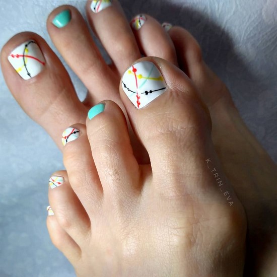 Pédicure blanche en filigrane sur la photo