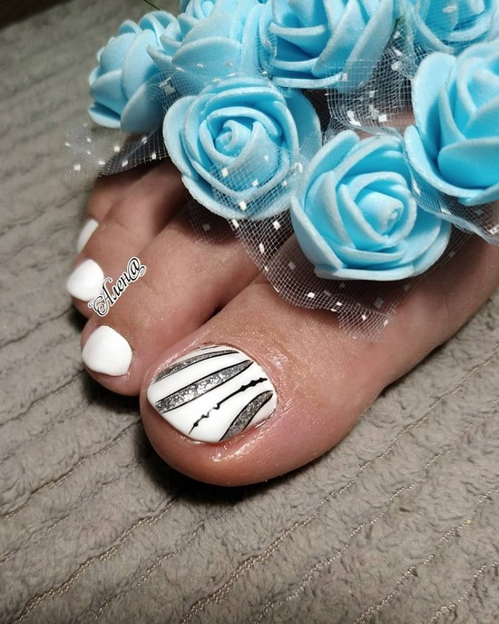Pédicure blanche en filigrane sur la photo