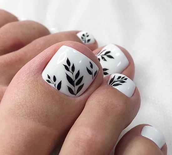 Pédicure blanche en filigrane sur la photo