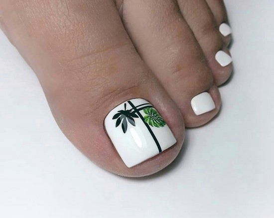 Pédicure blanche en filigrane sur la photo