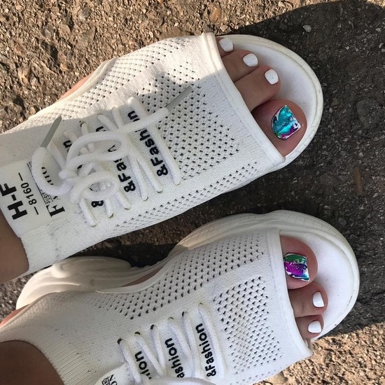 Pédicure blanche en filigrane sur la photo