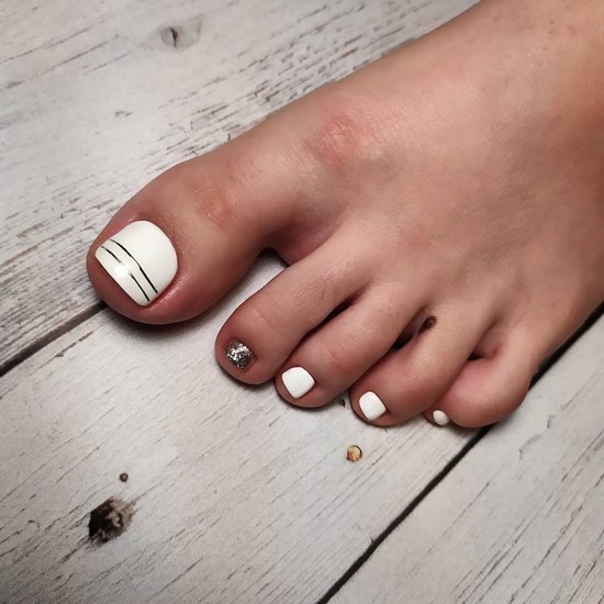 Pédicure blanche en filigrane sur la photo