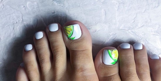 Pédicure blanche en filigrane sur la photo