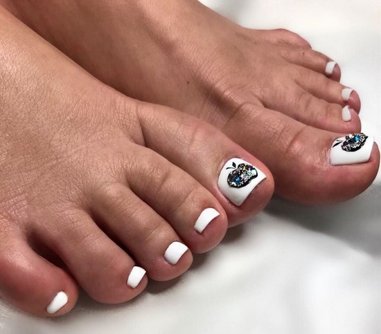 Pédicure blanche en filigrane sur la photo