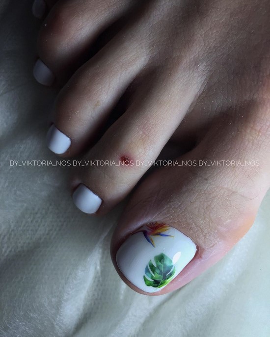 Pédicure blanche en filigrane sur la photo