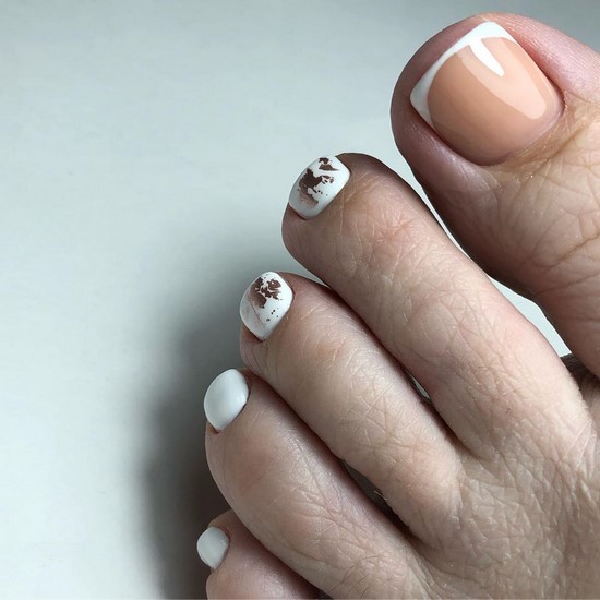 Pédicure blanche en filigrane sur la photo