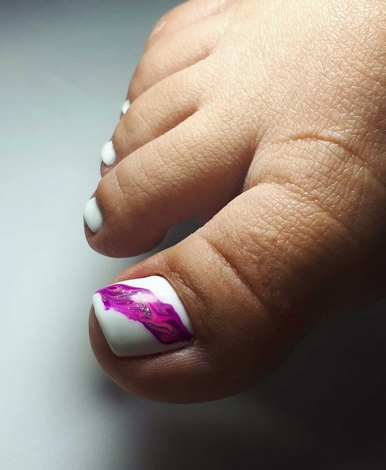 Pédicure blanche en filigrane sur la photo