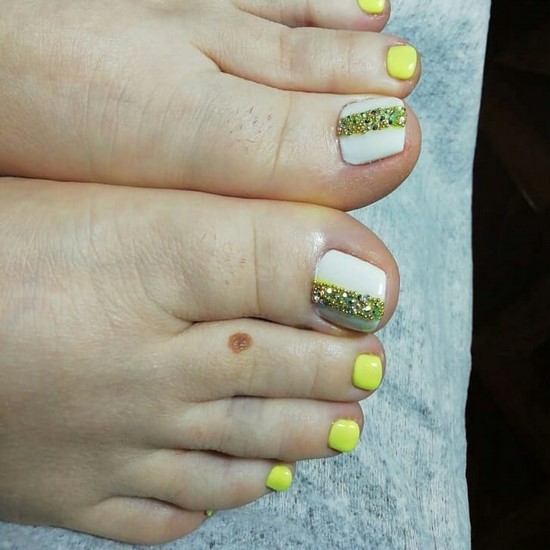 Pédicure blanche en filigrane sur la photo