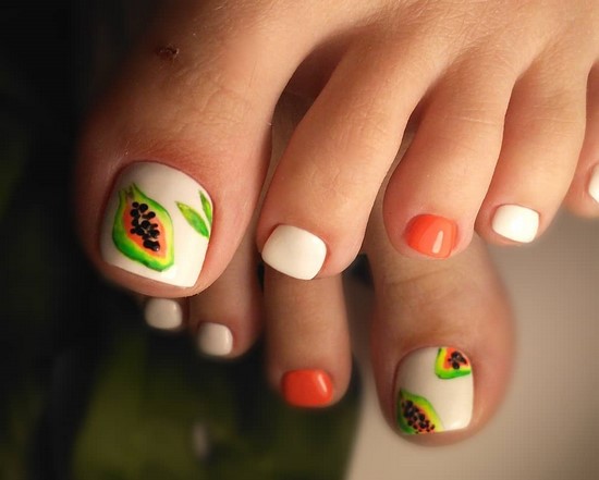 Pédicure blanche en filigrane sur la photo