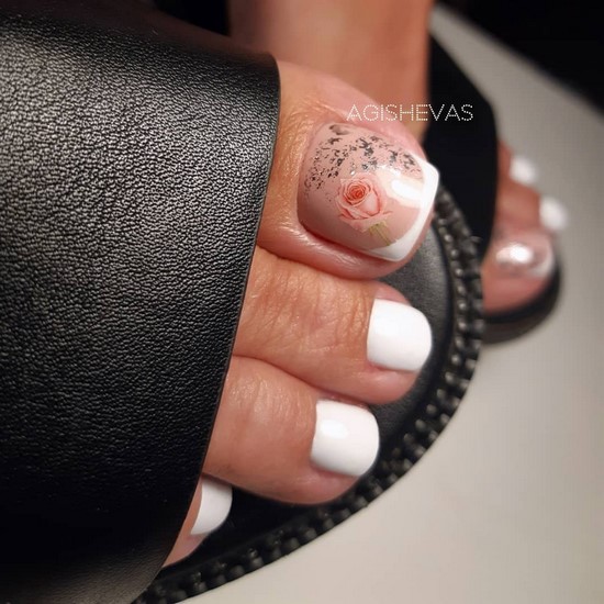 Pédicure blanche en filigrane sur la photo