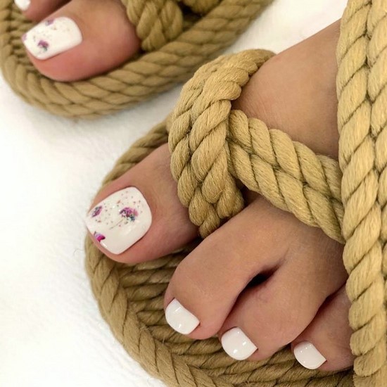 Pédicure blanche en filigrane sur la photo