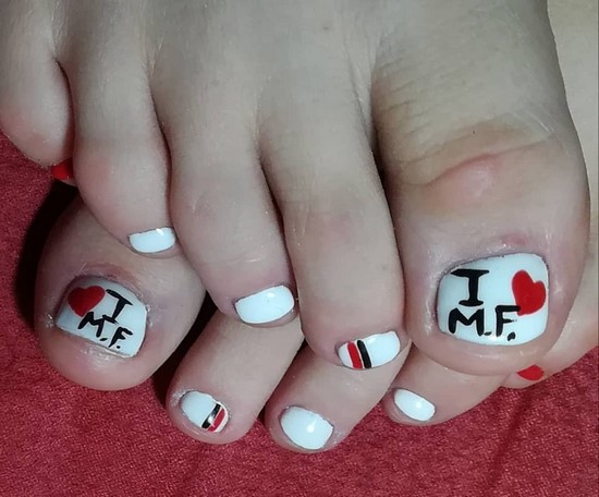 Pédicure blanche en filigrane sur la photo