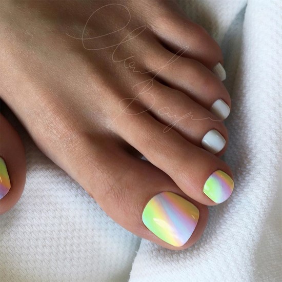 Pédicure blanche en filigrane sur la photo