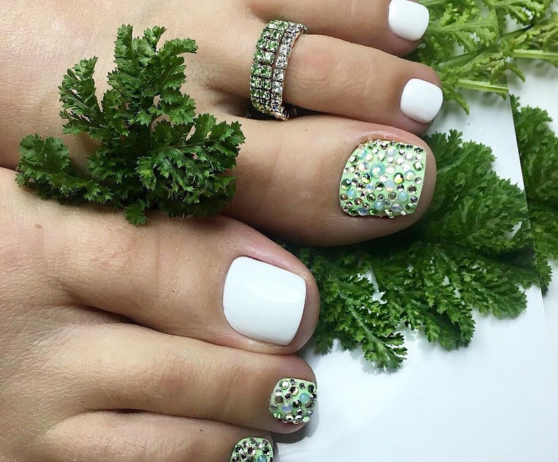 Pédicure blanche en filigrane sur la photo