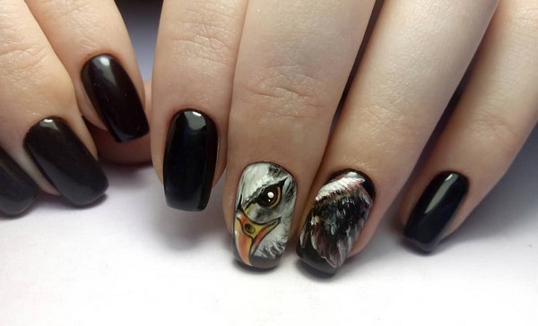Manucure noire énigmatique dans des exemples de conception élaborés.