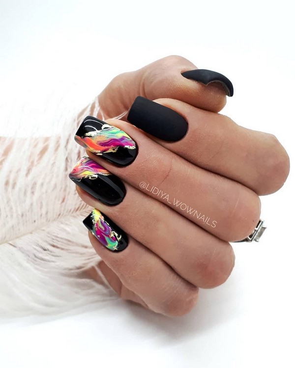 Manucure noire énigmatique dans des exemples de conception élaborés.