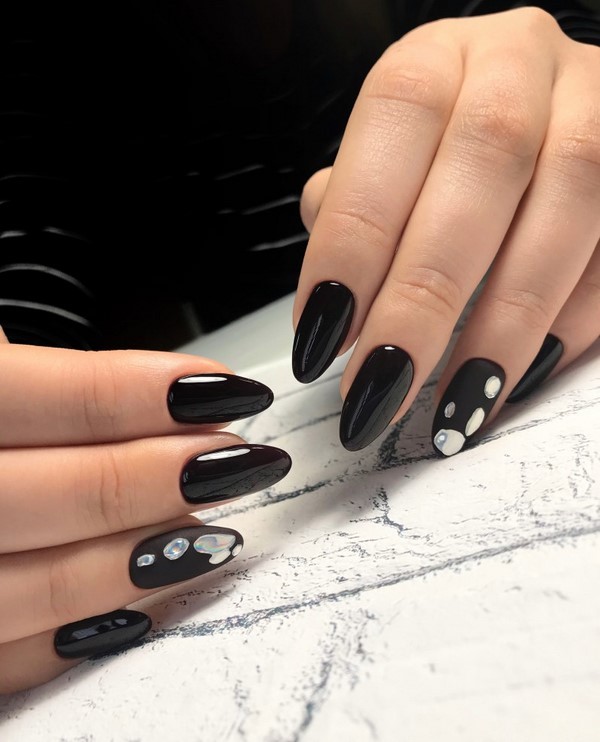 Manucure noire énigmatique dans des exemples de conception élaborés.