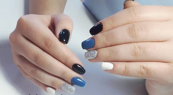 Manucure noire énigmatique dans des exemples de conception élaborés.