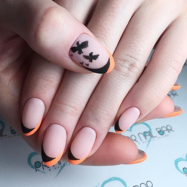 Manucure noire énigmatique dans des exemples de conception élaborés.