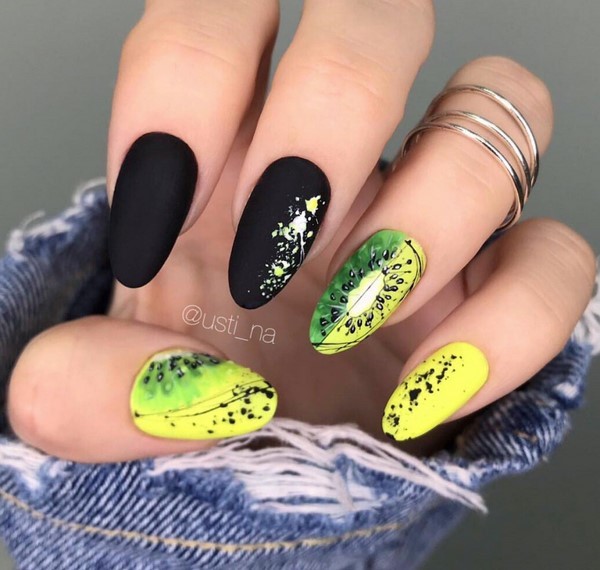 Manucure noire énigmatique dans des exemples de conception élaborés.