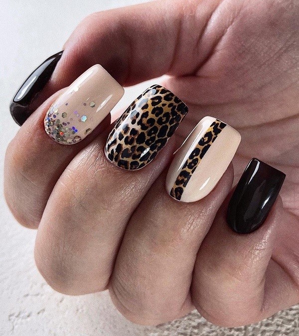 Manucure noire énigmatique dans des exemples de conception élaborés.