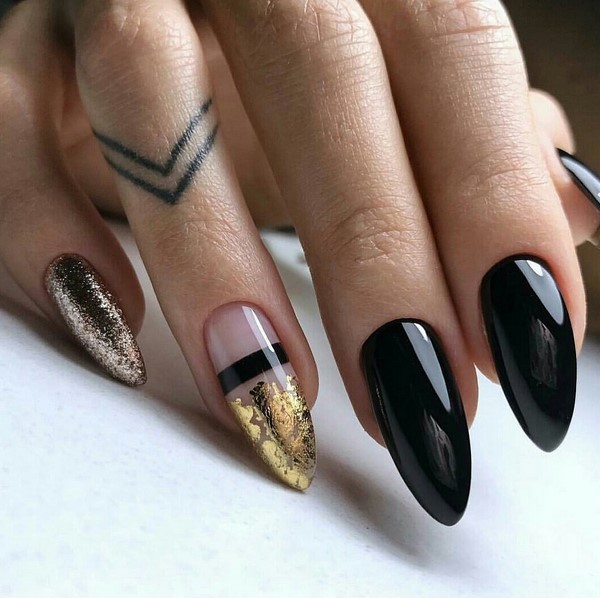 Manucure noire énigmatique dans des exemples de conception élaborés.