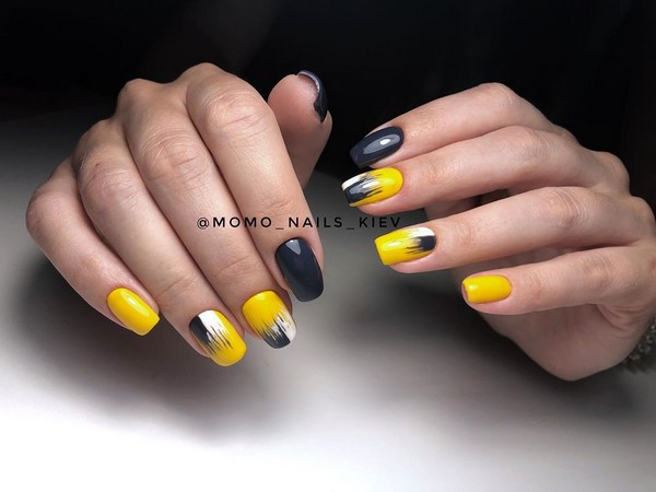 Manucure noire énigmatique dans des exemples de conception élaborés.